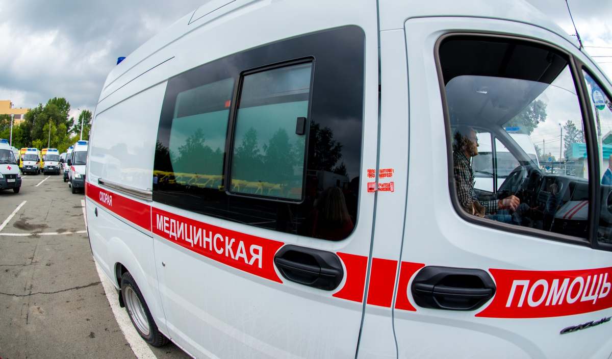 Автомобиль скорой помощи сбил ребенка на переходе в Челябинске*1