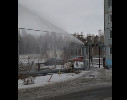 В Чебаркуле коммунальный фонтан залил жилой дом