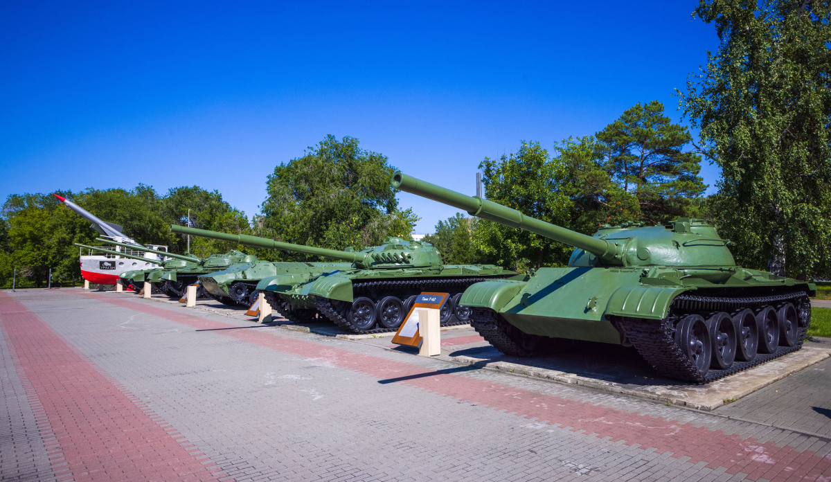 В Челябинске стальных ветеранов омыли из брандспойта ко Дню Победы*