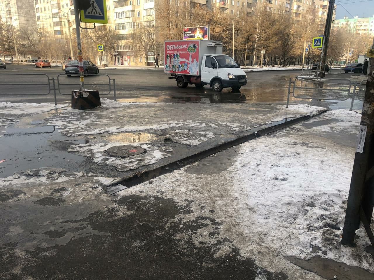 В Челябинске из-за коммунальной аварии затопило улицу