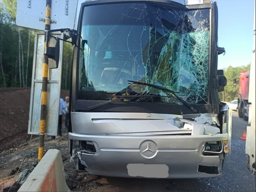 Экскурсионный автобус с 41 пассажиром попал в ДТП под Ашой