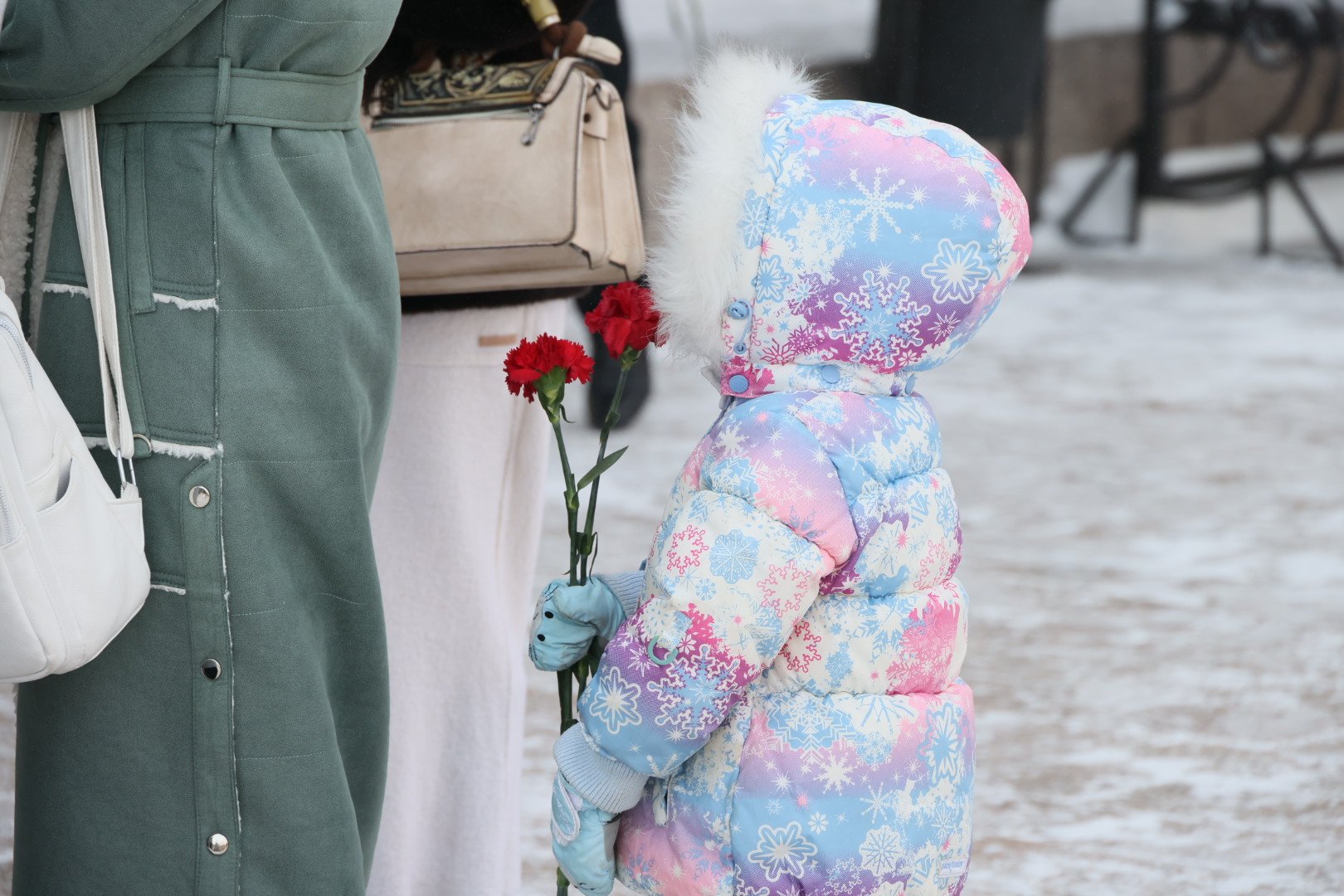 Губернатор Алексей Текслер возложил цветы к Вечному огню в Челябинске