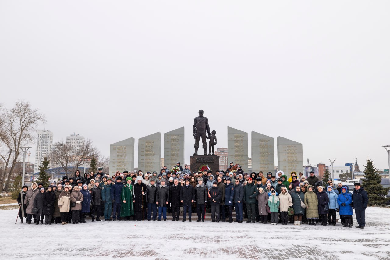 В Челябинске почтили память погибших солдат правопорядка