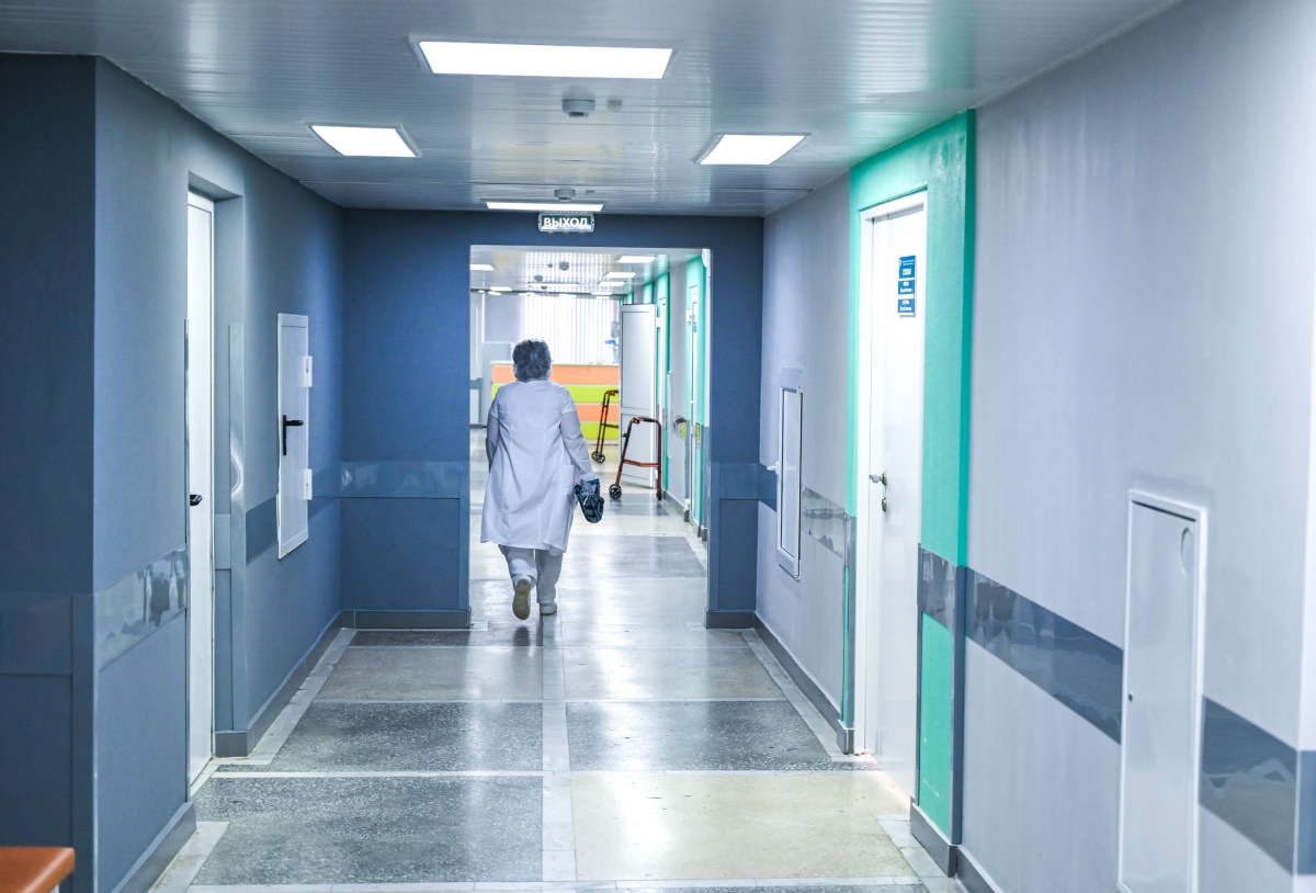 Россияне поддержали идею отменить цветные халаты для медработников*1