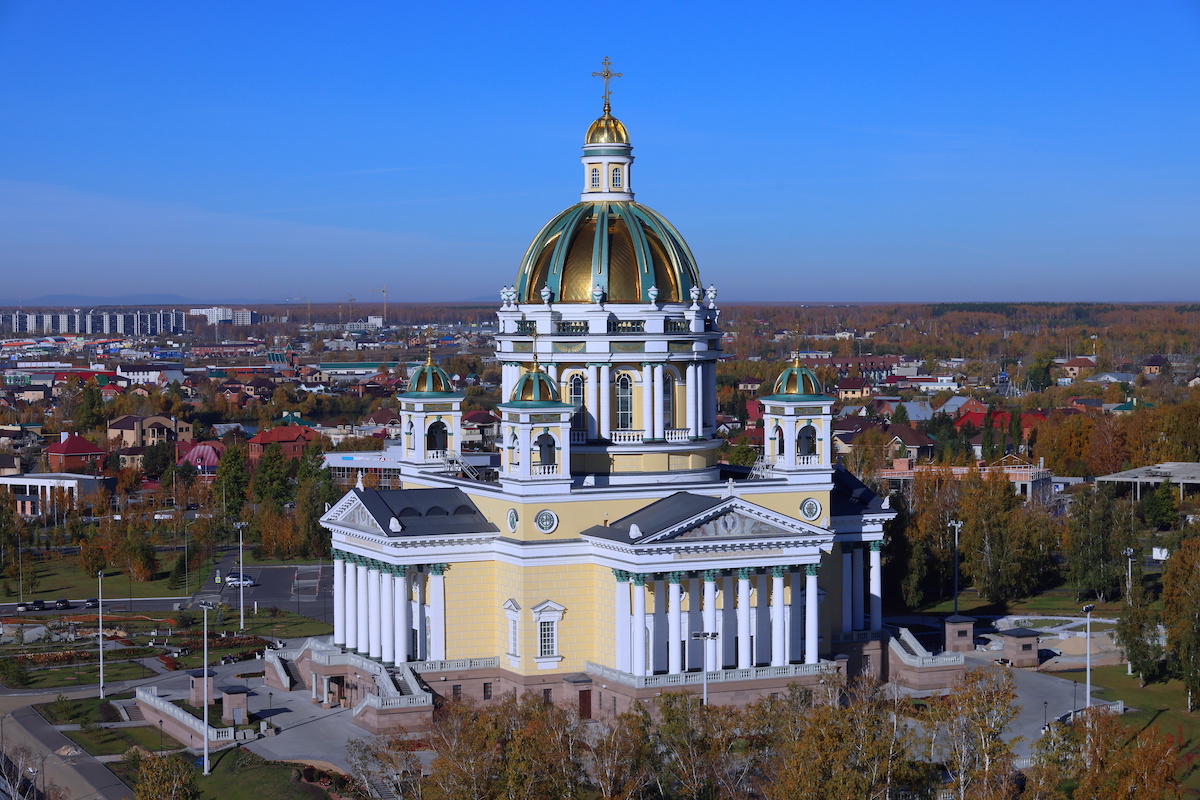 В Челябинск доставили частицу Креста Господня*