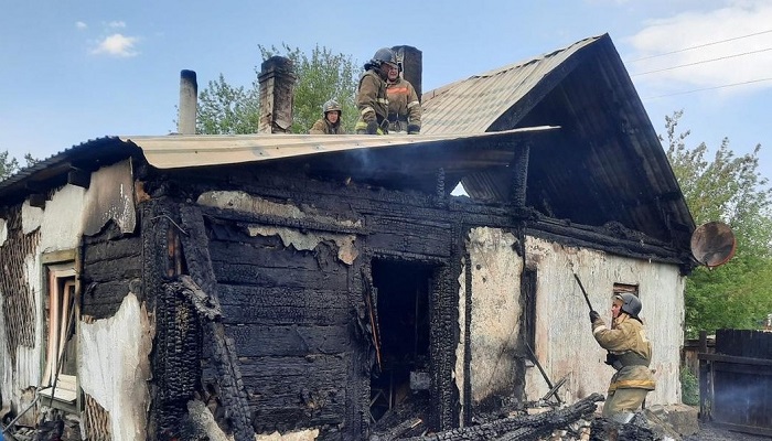 В Коркино пожарные нашли тела двух человек в горящем доме