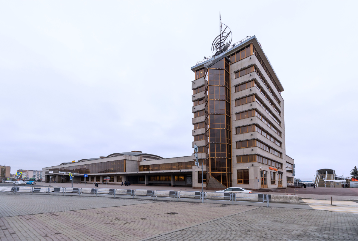 На перроне в Челябинске встретились мама и дочь, промолчавшая о крушении*