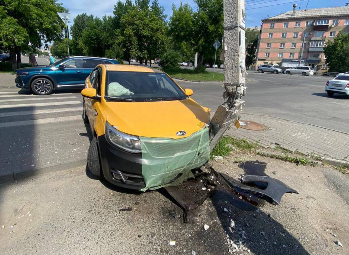 Иномарка во время ДТП погнула столб в Челябинске*