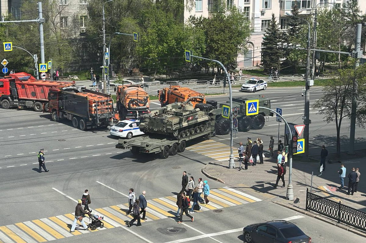 Челябинцы засняли передвижение танков по центру города*1