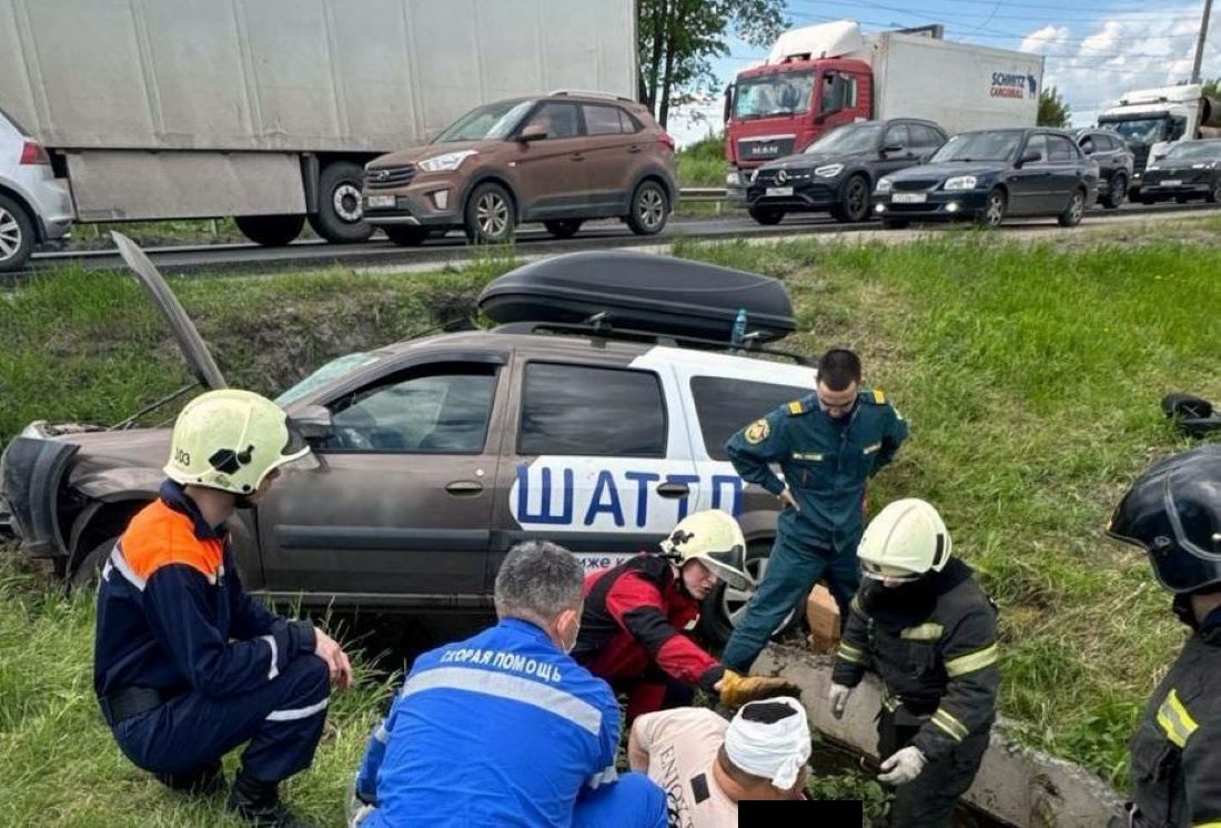 Четыре человека пострадали из-за слетевшей с дороги LADA в Челябинске*