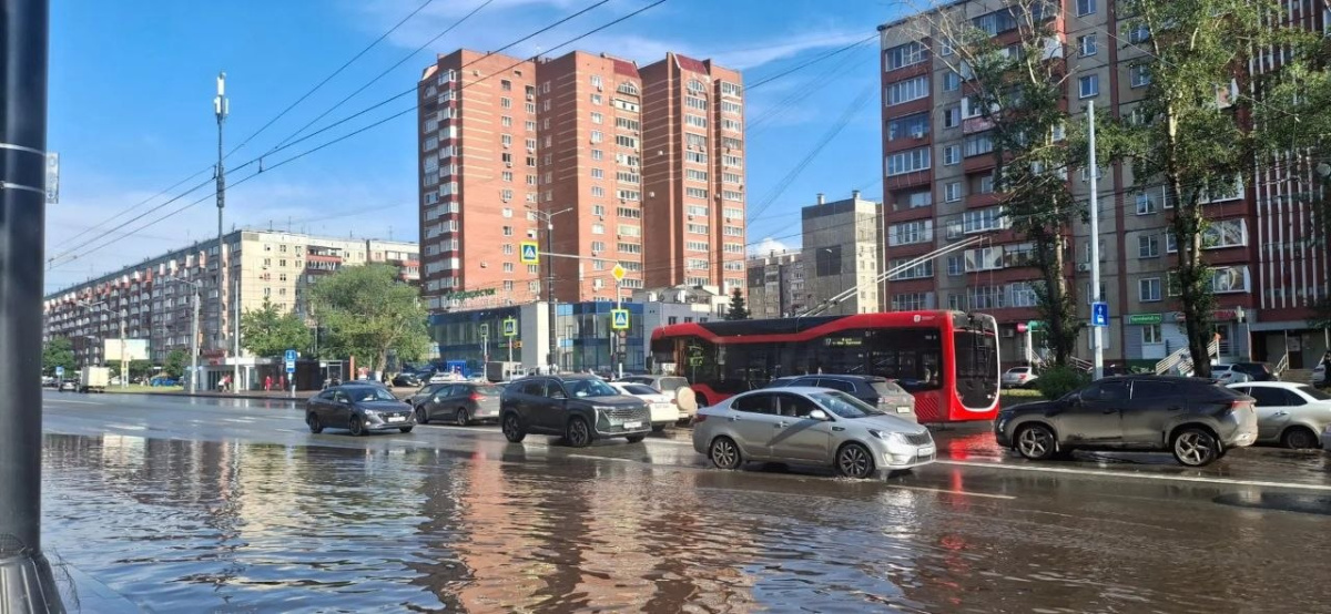 В Челябинске возобновили движение троллейбусов после подтопления дороги*