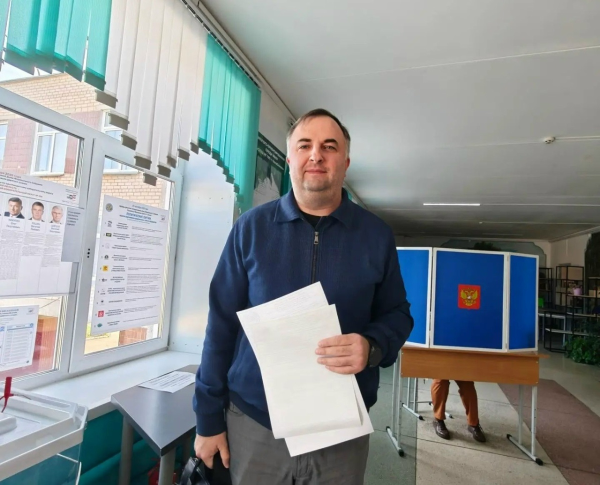 Спикер ЗСО Челябинской области Олег Гербер пришел голосовать вместе с сыном*1