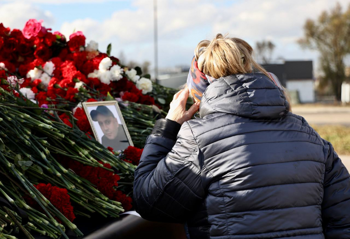 Общее горе: мемориал в Копейске засыпали цветами в память о погибших при взрыве*