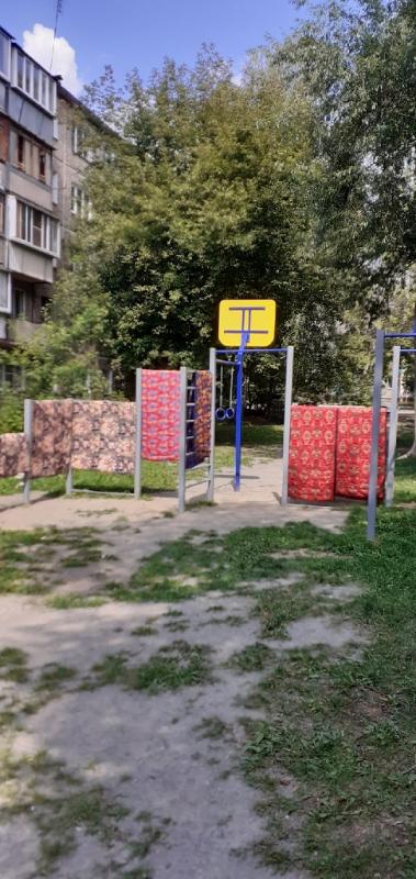 Жителей Челябинска взбесили ковры на детских площадках