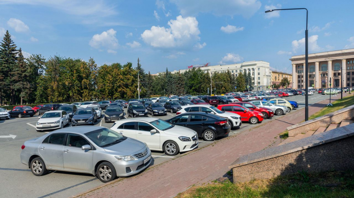 Челябинцев просят временно не парковать автомобили в центре города*1