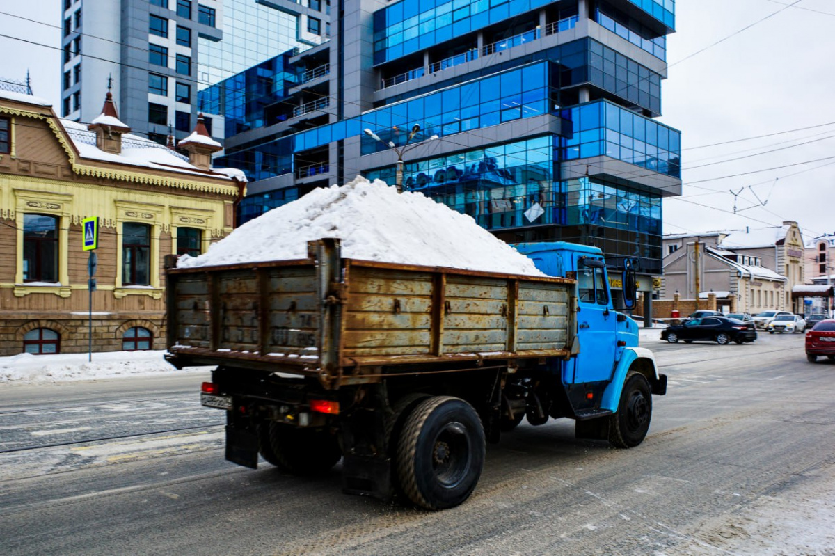 194 машины и 185 рабочих: коммунальщики Челябинска усиливают уборку снега*