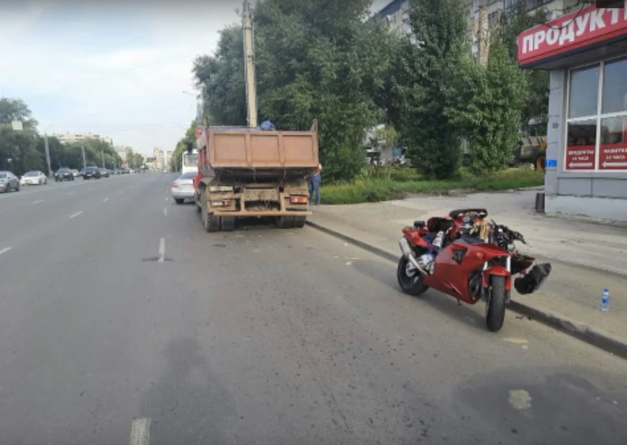 В Челябинске два молодых мотоциклиста пострадали в ДТП