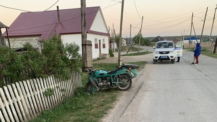 Вираж дяди с племянником на мотоцикле закончился столбом в Челябинской области*