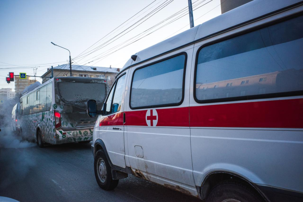 ГАЗ сбил насмерть пенсионерку возле жилого дома в Челябинске*1