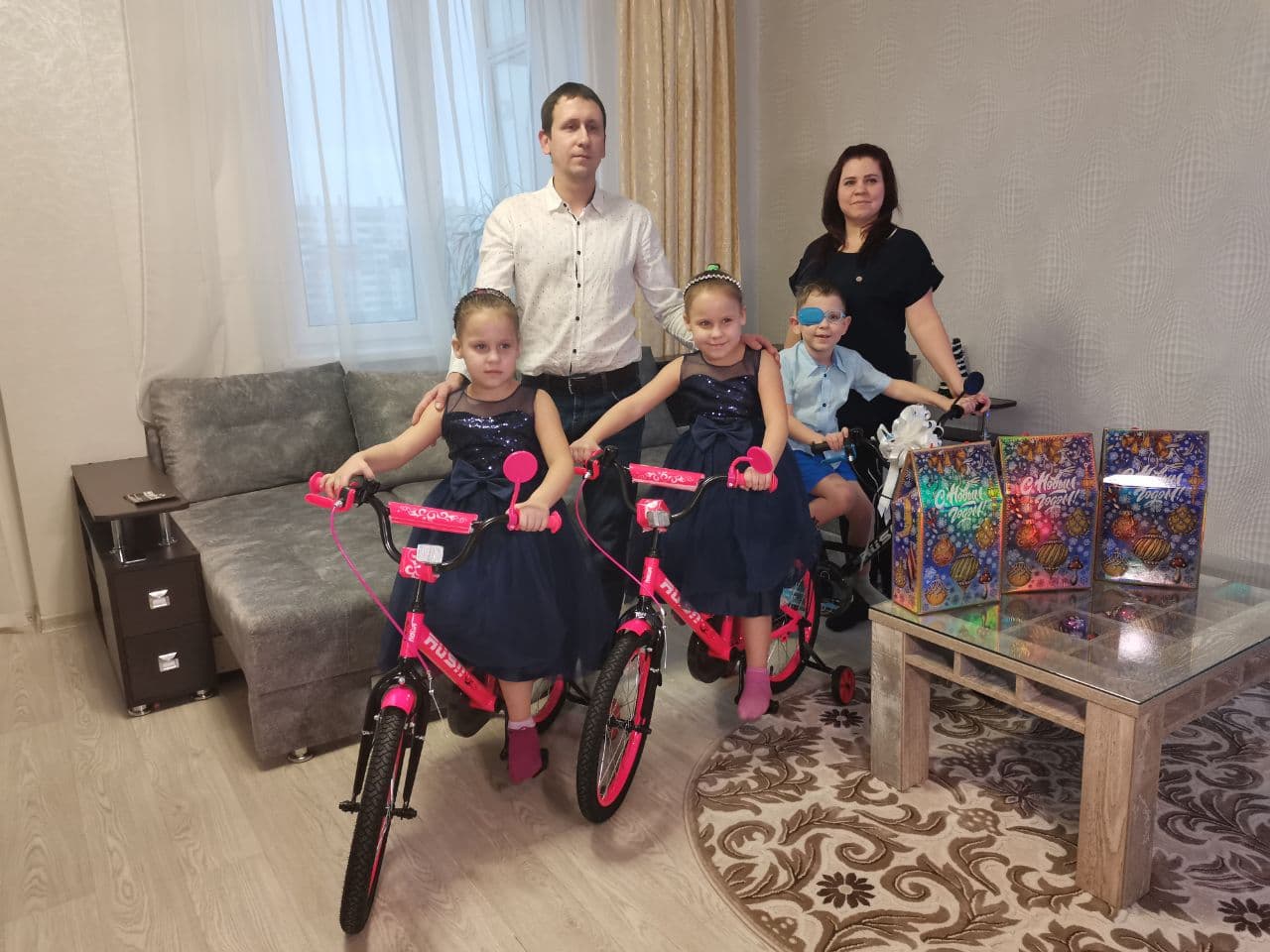 Ирина Текслер подарила три велосипеда челябинской семье