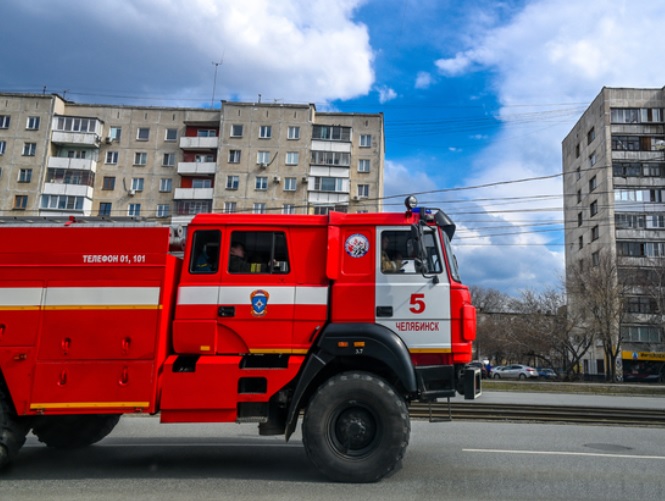 Камыш загорелся возле реки в центре Челябинска *1