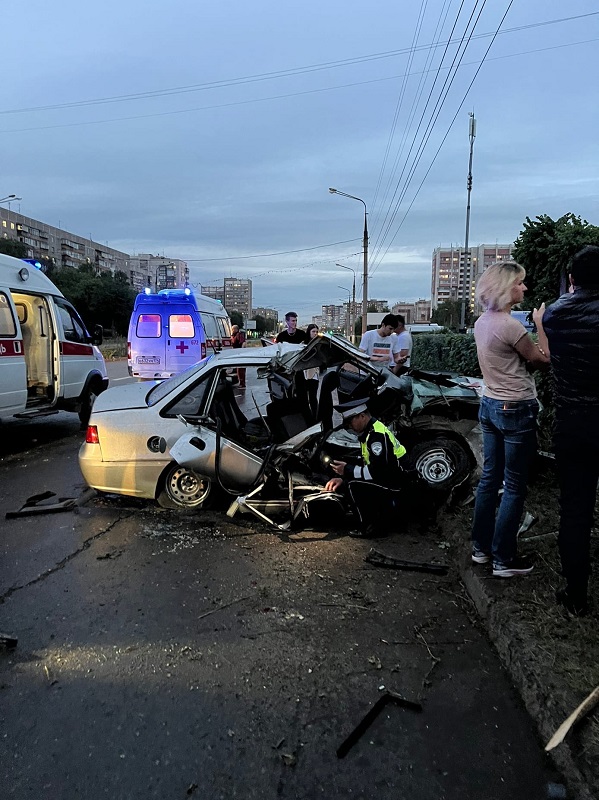 В Магнитогорске пассажир иномарки погиб в жуткой аварии со столбом