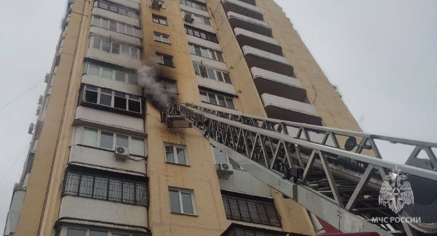 В Челябинске пожарные спасли двух человек из горящей квартиры на улице Чичерина*