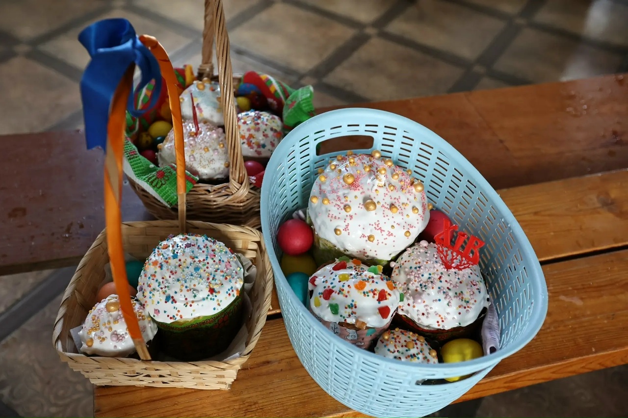 Парад куличей: какую снедь челябинцы принесли в храмы для освящения