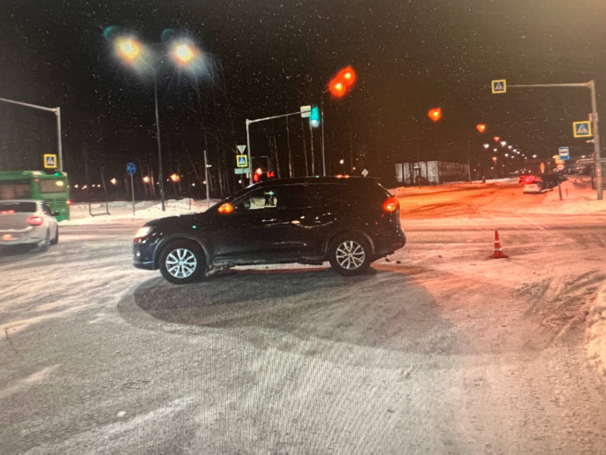 Две девочки попали под колеса Nissan возле огромной школы в Челябинске*