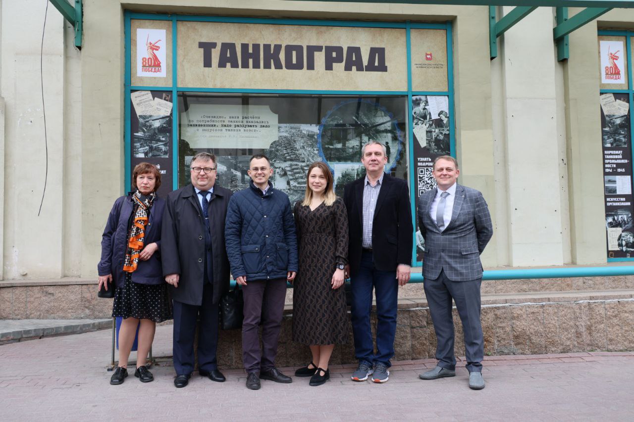 Витрины культового магазина в центре Челябинска превратили в фотовыставку