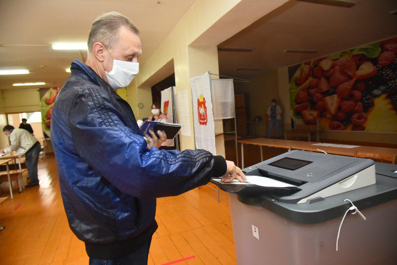 В Челябинске по поправкам проголосовал почетный металлург России