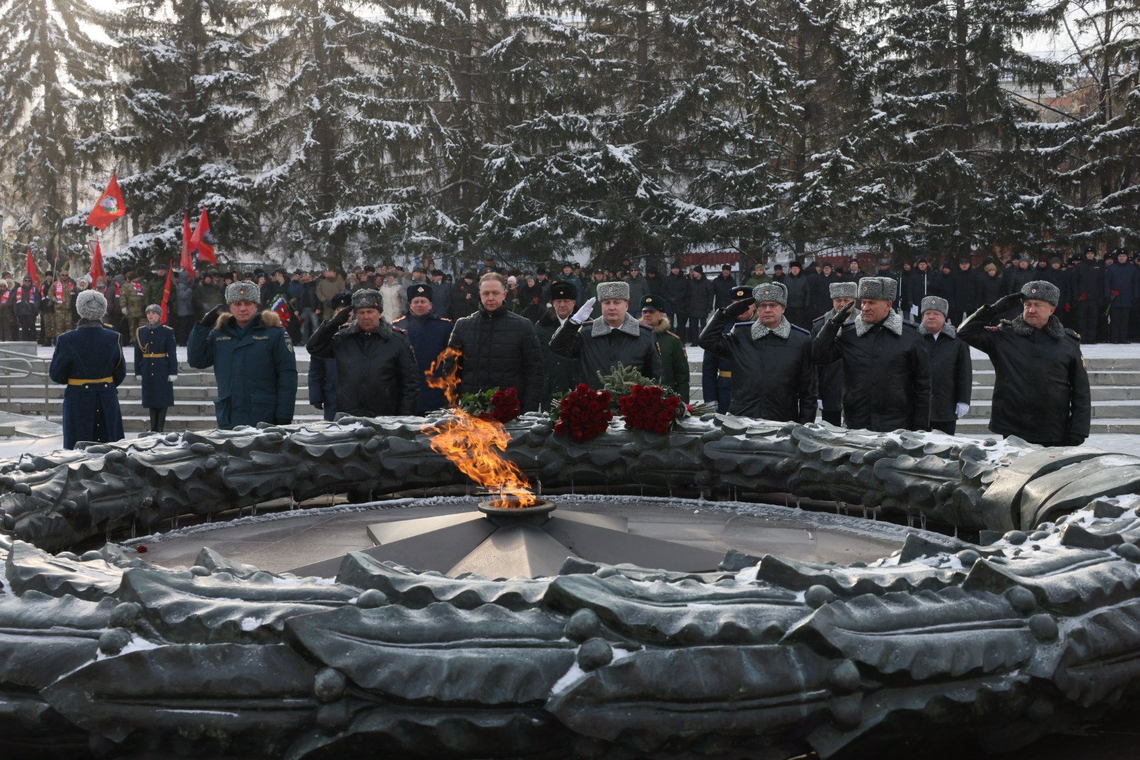 Губернатор Алексей Текслер возложил цветы к Вечному огню в Челябинске