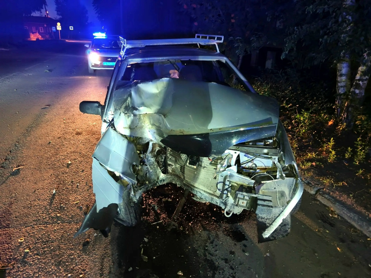 Любитель пьяных поездок мощно влетел в столб в Челябинской области*