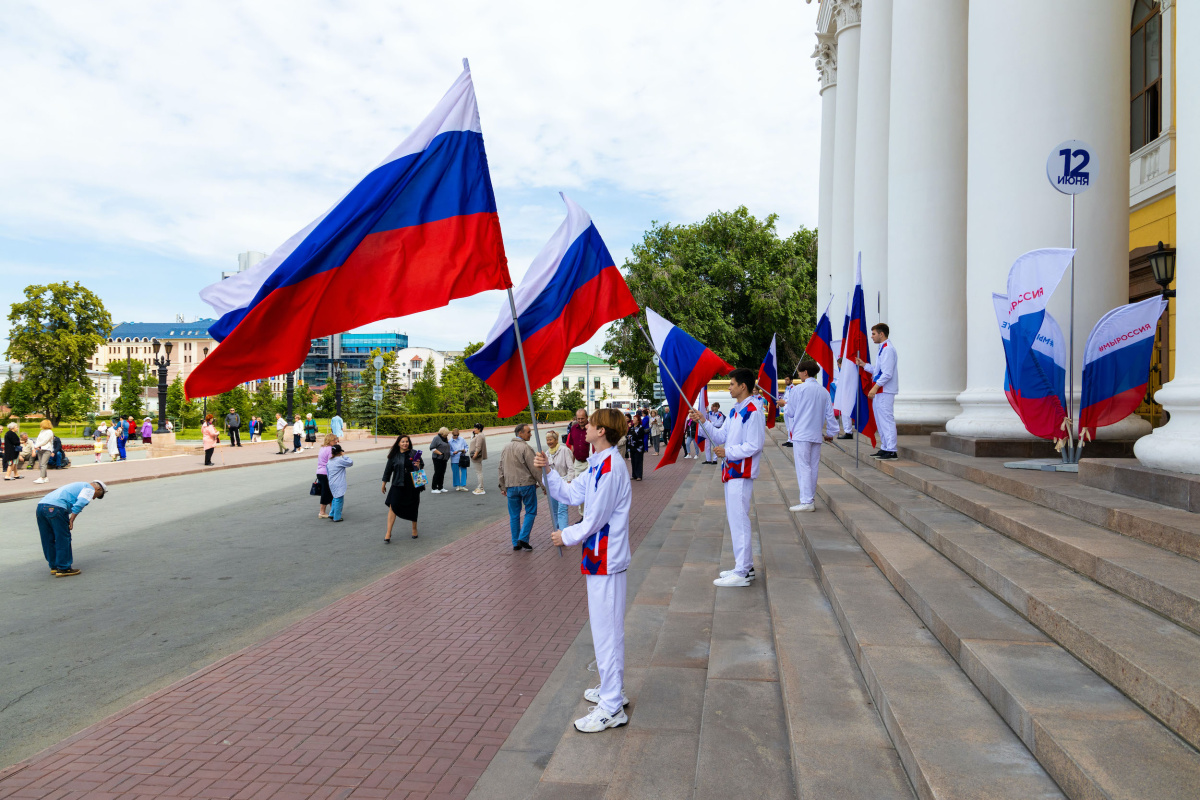 Полпред Артем Жога поздравил уральцев с Днем России*
