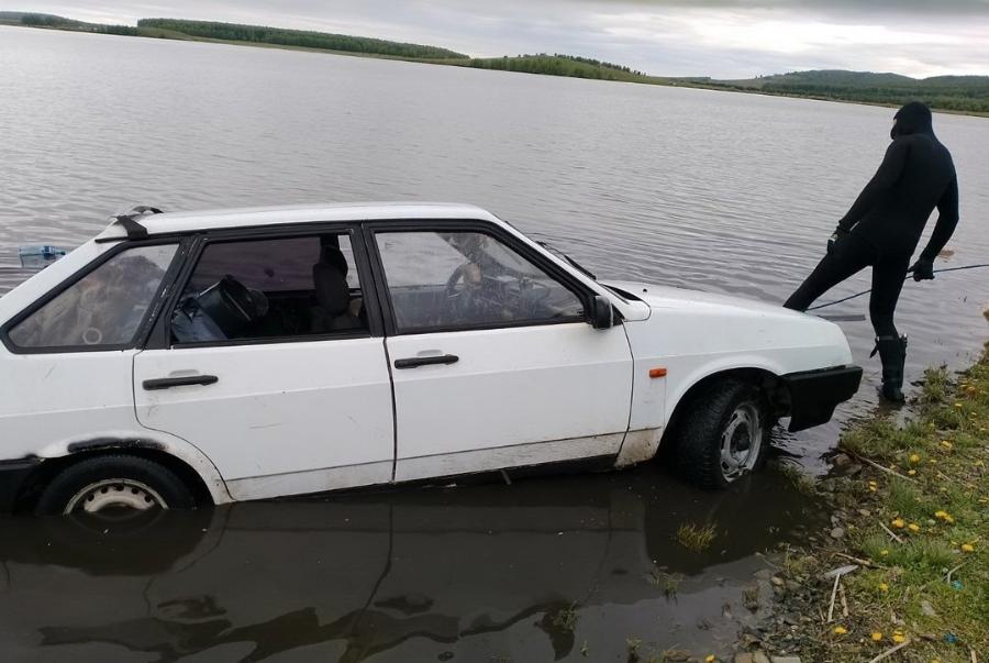 Автомобиль с двумя рыбаками утонул в озере в Челябинской области*