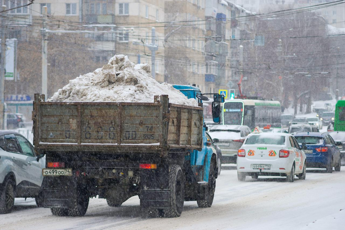 На уборку снега в Челябинске вывели 516 рабочих и 258 спецмашин*1