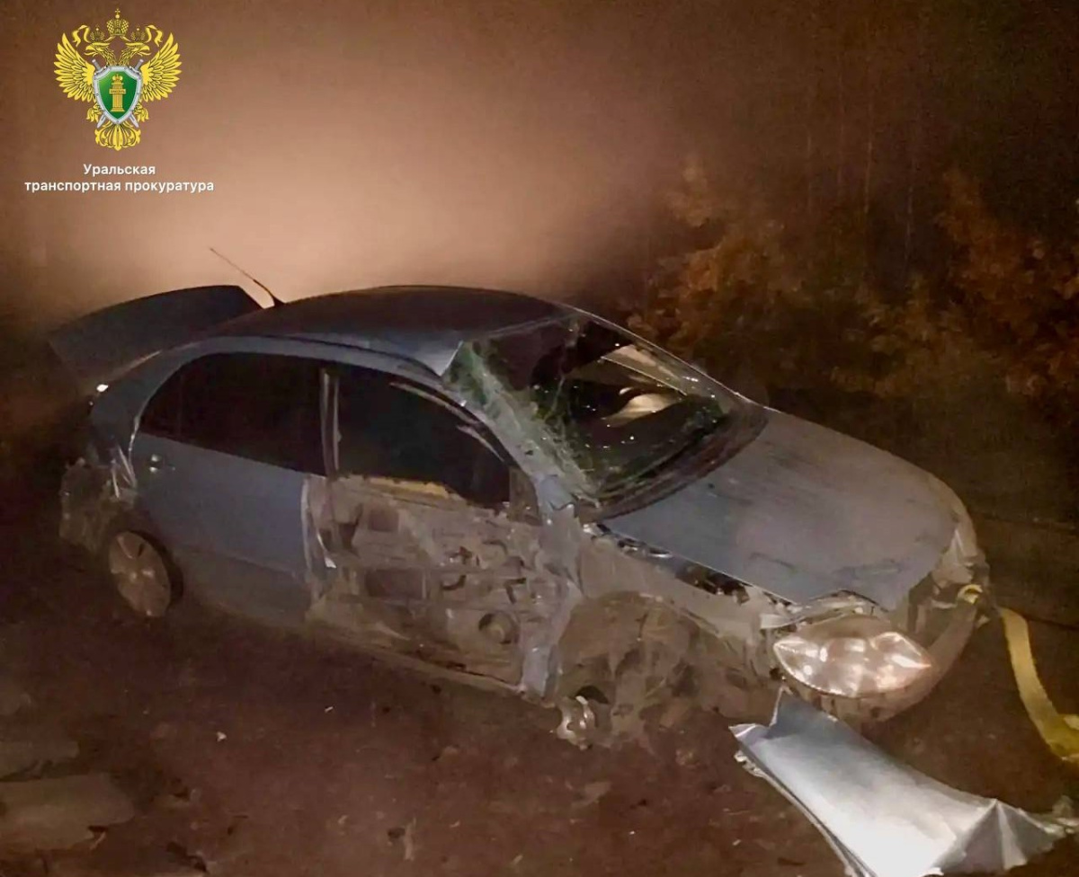 Автомобиль залетел под грузовой поезд на переезде под Челябинском*
