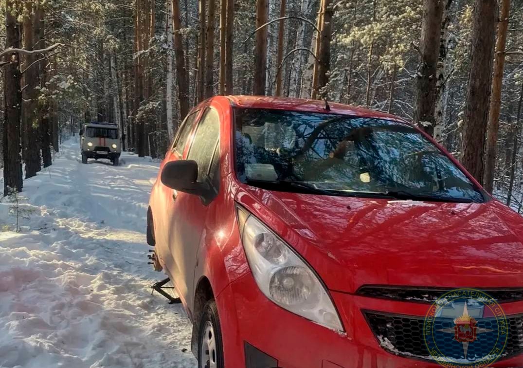 Семья с двумя детьми застряла на машине в лесах Челябинской области*