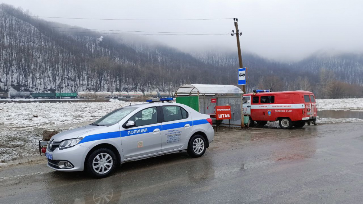 Полицейские работают на месте подтоплений в Аше*