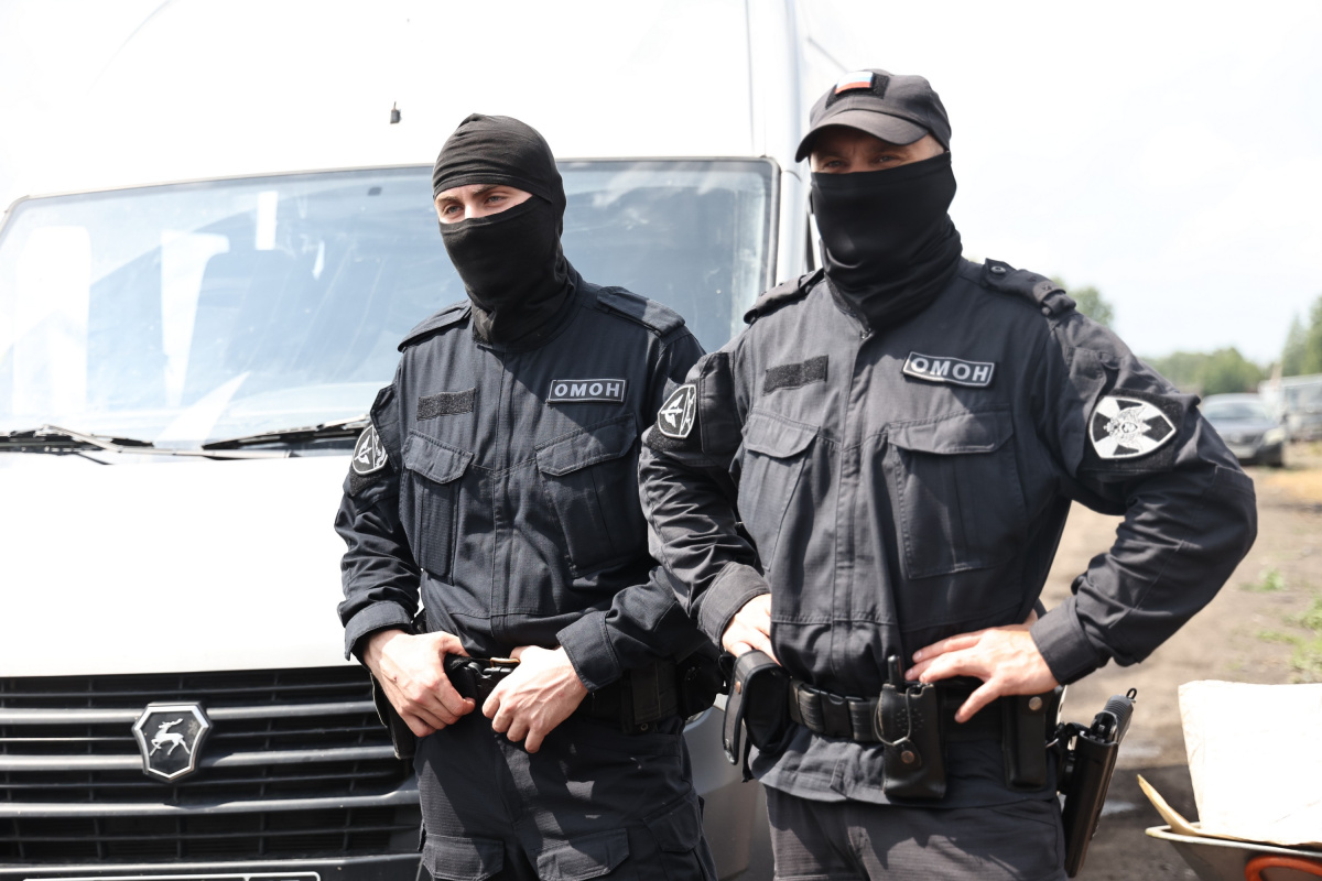 ОМОН в Челябинске упаковал 30 мигрантов в автозак*