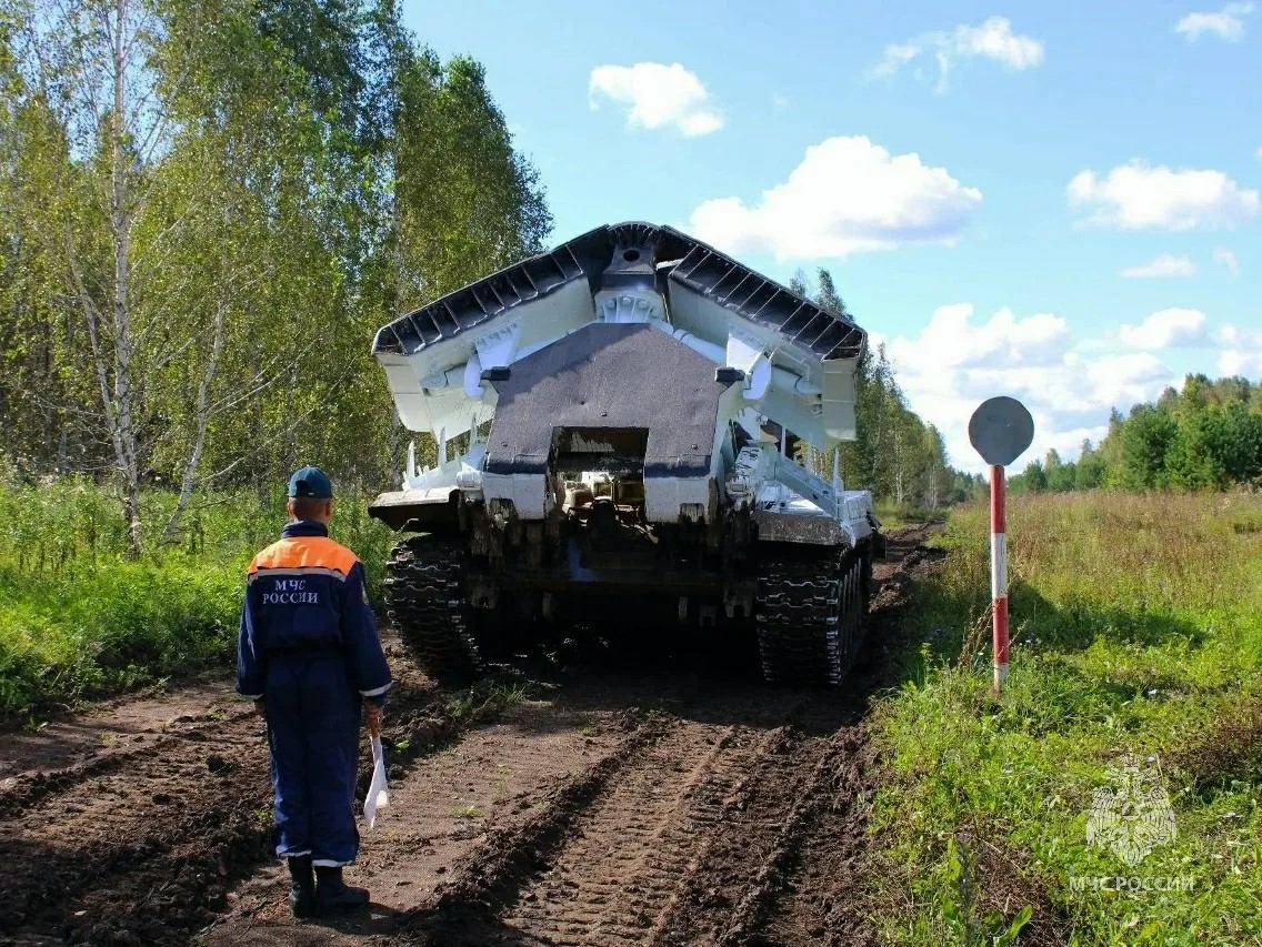 Механики-водители МЧС Челябинской области отточили навыки на стальных монстрах*
