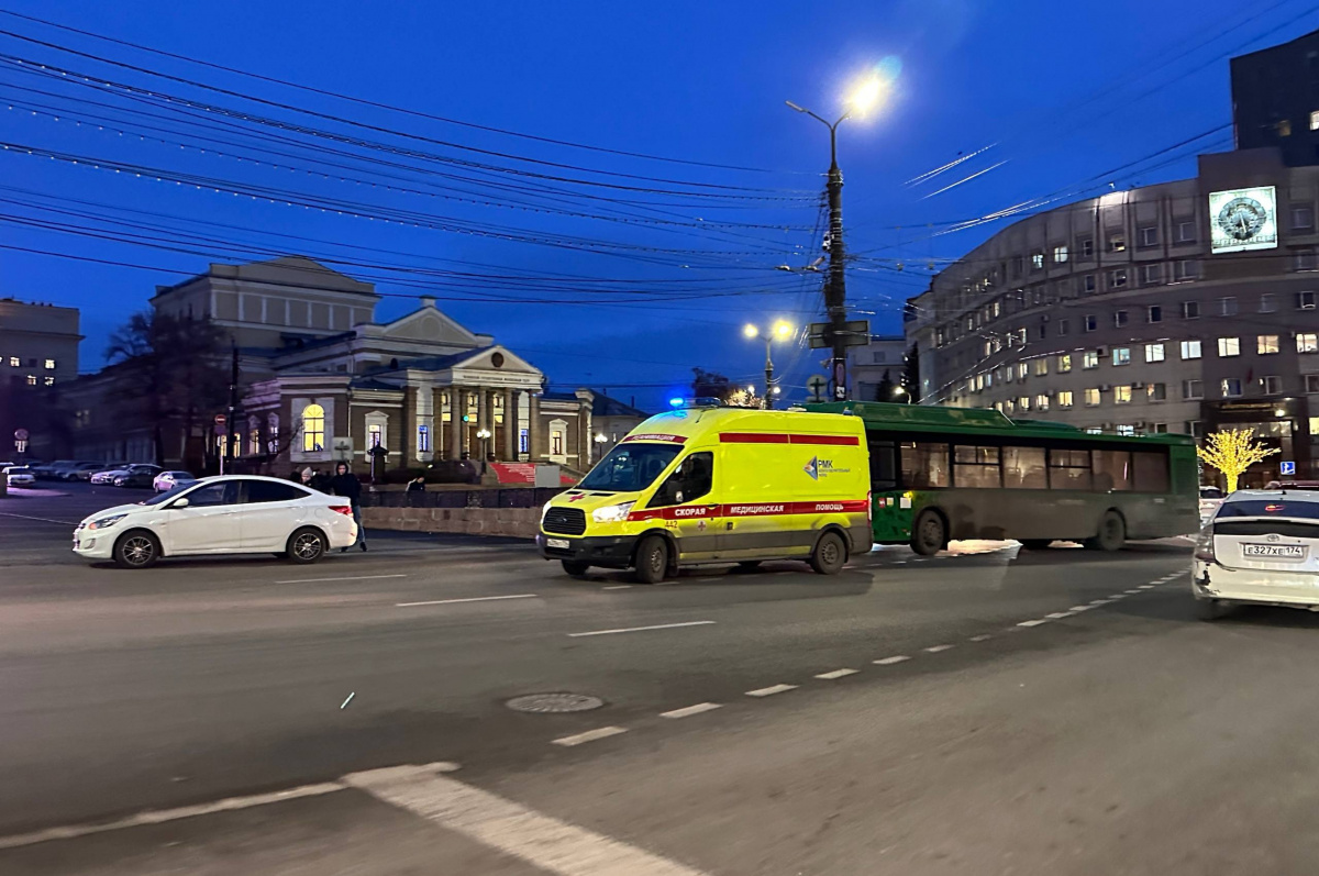 Жуткие заторы спровоцировало ДТП в самом центре Челябинска*1