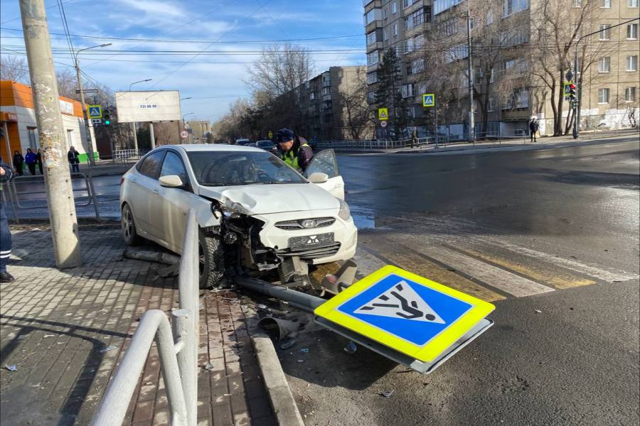 Иномарка снесла светофор с дорожным знаком и вылетела на тротуар в Челябинске