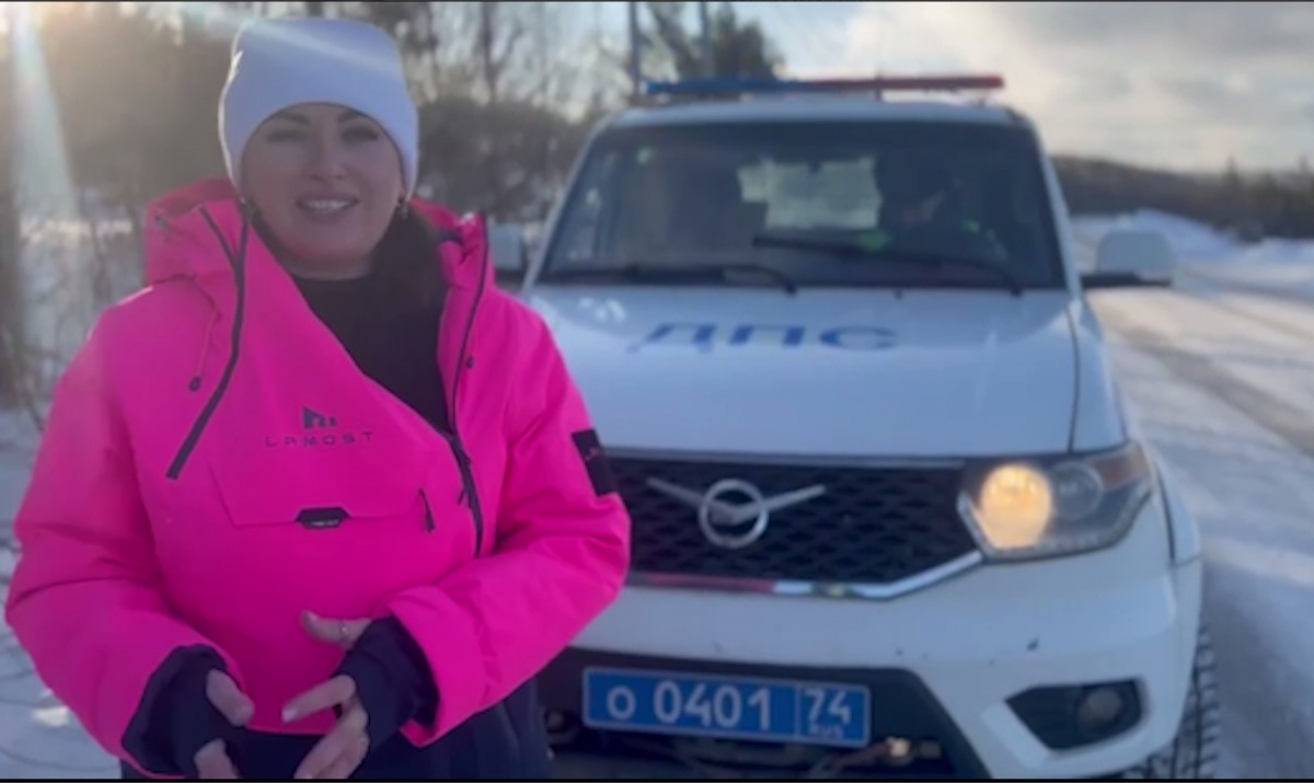 Златоустовские автоинспекторы вызволили застрявший в снегу автомобиль*