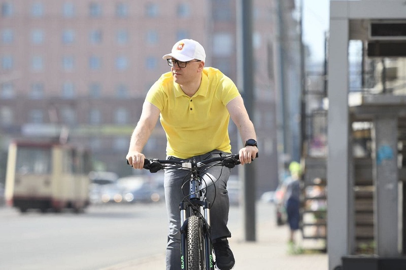 Алексей Текслер проверил доступность Челябинска для велосипедистов