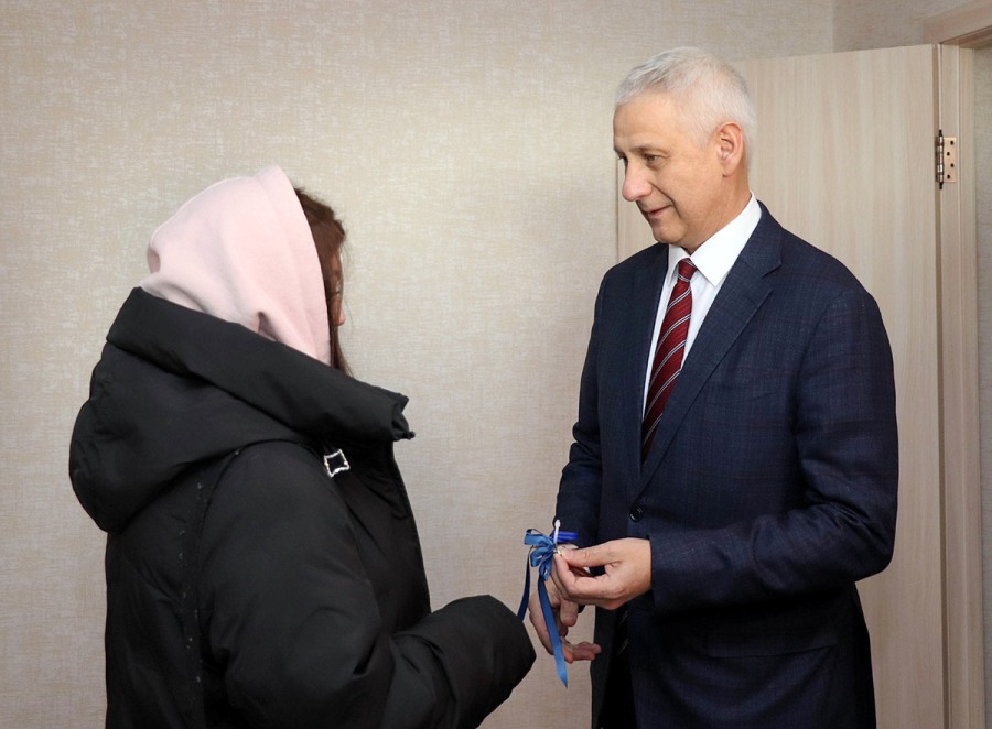 Глава Магнитогорска вручил детям-сиротам ключи от новеньких квартир