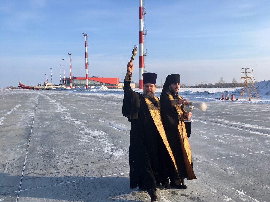 В Челябинске освятили взлетно-посадочную полосу и здание аэропорта