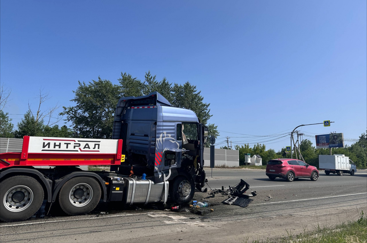 В ГАИ рассказали подробности мощного ДТП с грузовиками в Челябинске*1