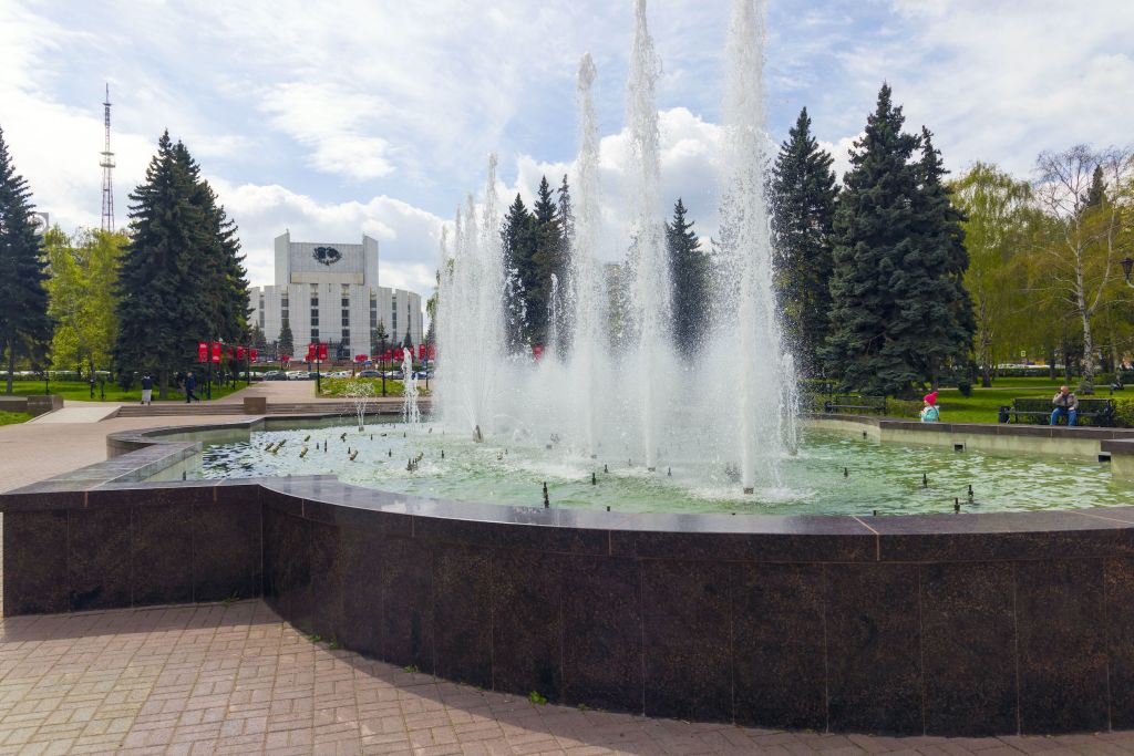 В самом центре Челябинска запустили поющий и танцующий фонтан*1