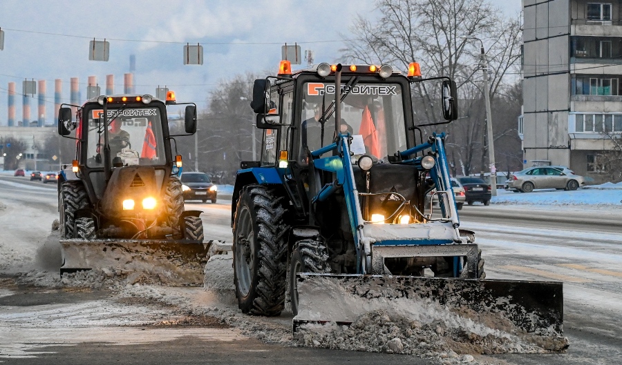 Более 300 единиц техники отправили на уборку снега с дорог в Челябинске*1